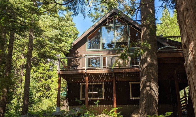 Strawberry Cabina | Escape to your cozy 3-bedroom cabin near South Lake Tahoe