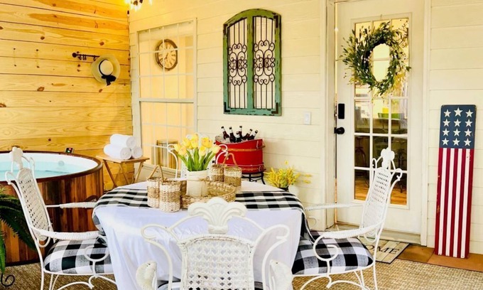 Helen Cabaña | Escape to Your Own Private Yellowstone! Trendy Horse Farm 5 miles from Helen GA!