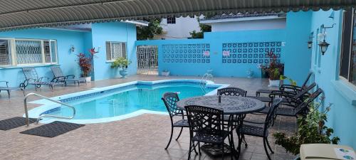 Runaway Bay Villa | Eslyn Villa