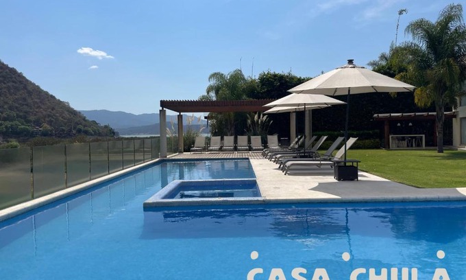 El Santuario Casa | Espectacular Casa con Vista al Lago Enorme Jardín
