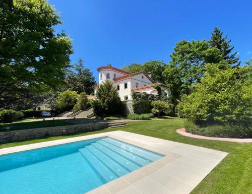 Olot Villa | Espectacular Casa Chateau en el centro de Olot