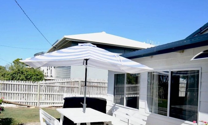 Woodgate Casa | Esplanade Beach House!