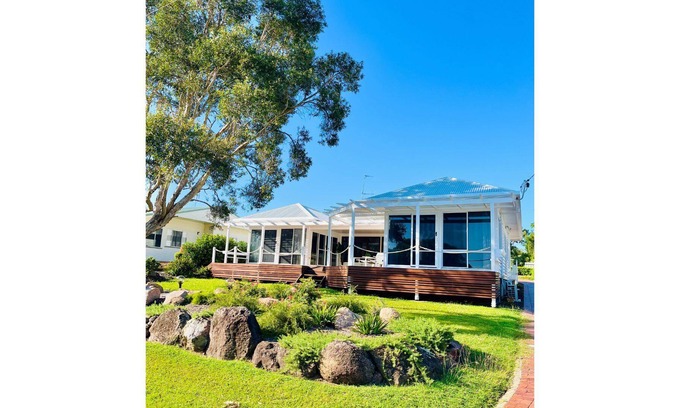 Point Vernon Casa | Esplanade Ease - Captivating, Breathtaking, Immaculate accommodation oozing class and style.
