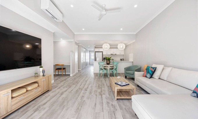 Urangan Apartamento | Esplanade Escape A Fresh Coastal Family Hideaway