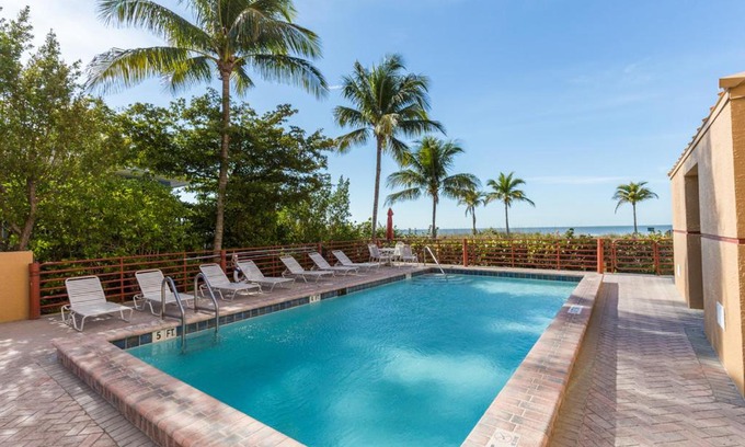 Fort Myers Beach Apartamento | Estero Island Beach Villas 304, Sleeps 6, 2 Bedrooms, Gulf Front, Heated Pool