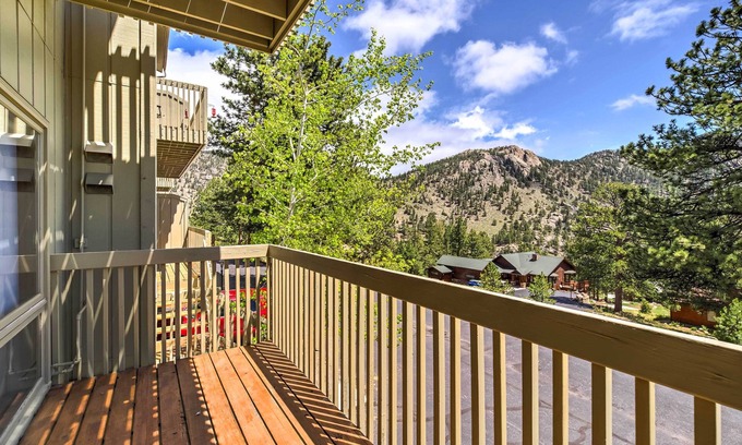 Fall River Estates Condominio | ¡NUEVO! Estes Park Mtn Condo con 4 cubiertas y 2 chimeneas