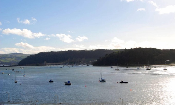 Deganwy Cabaña | Estuary View Apartment - sleeps 4 guests in 2 bedrooms