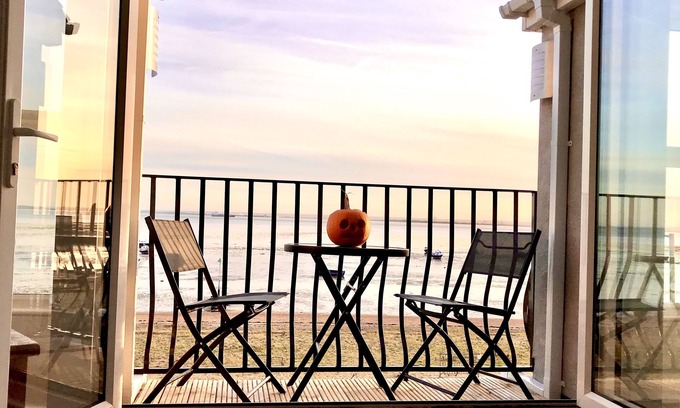 Southend-on-Sea Apartamento | Estuary Views Penthouse 🖤 Beachfront with Parking