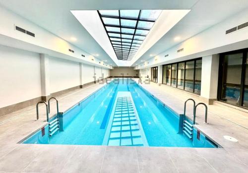 San Sebastián de los Reyes Apartamento | Estudios Homer y Disney con piscina climatizada, piscina exterior,gimnasio, coworking, padel,Netflix y wifi gratis