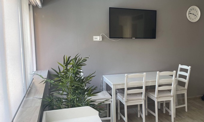 Castelldefels Apartamento | Estudio reformado totalmente equipado a 100 metros de la playa con piscina