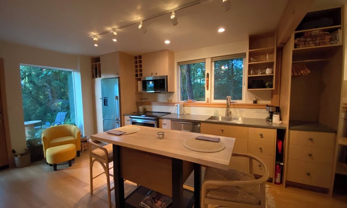 Friendly Apartamento | Eugene Woodsy Studio - a peaceful, private hideaway with hot tub