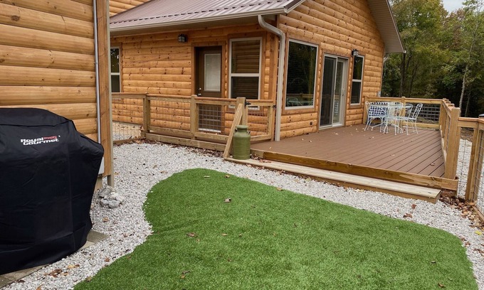 Sylvan Shores Cabina | Eureka Springs, AR. Cozy log cabin studio, sleeps 2-4.Lake view- 15 min to town