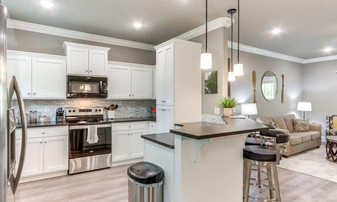 Holiday Island Cabaña | Eureka Springs Family Home - 1/2 Mi to Marina!