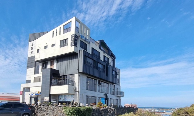 Hallim Condominio | Eutteum Won Pension