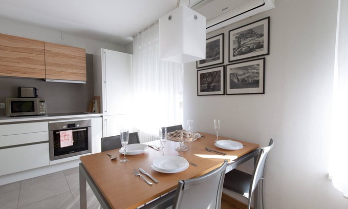 Bezigrad District Apartamento | Eva Tour As / Apartamento moderno de 2 dormitorios en el centro, garaje gratuito, WiFi y aire acondicionado