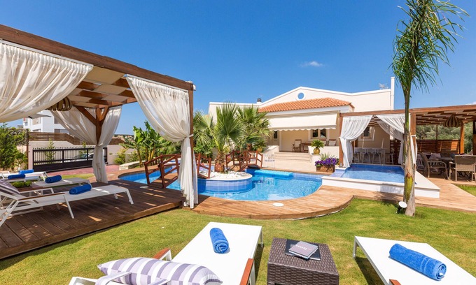 Roumeli Villa | Villa Eva! ¡Relájate en la piscina, el jacuzzi al aire libre y el jardín! Zona de juegos y ping pong!