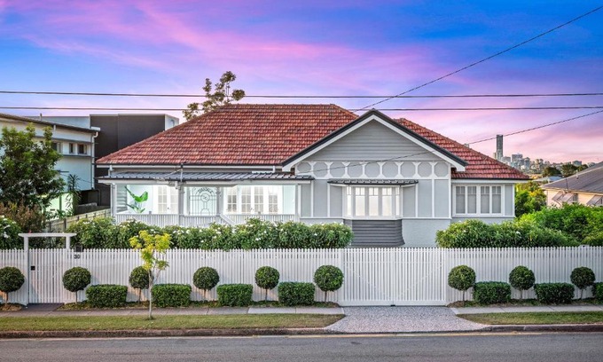 Greenslopes Casa | Evandale, 1920’s Historic ,Stunning and Modern home with amazing City views