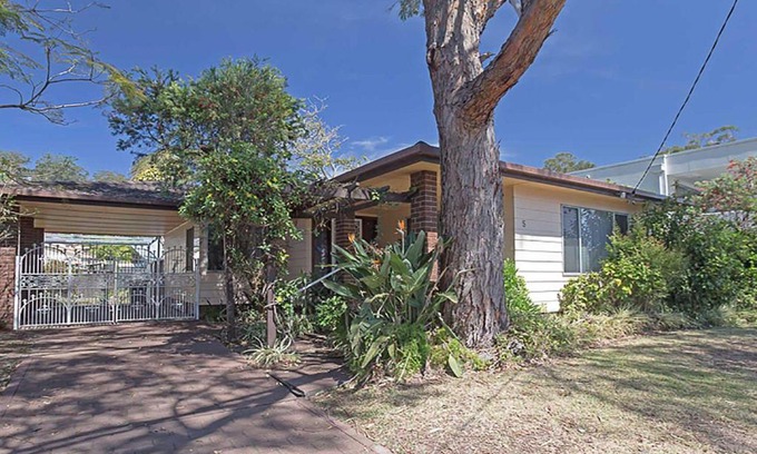 Corlette Casa | Evans Retreat cottage across the road from Sandy Point Beach