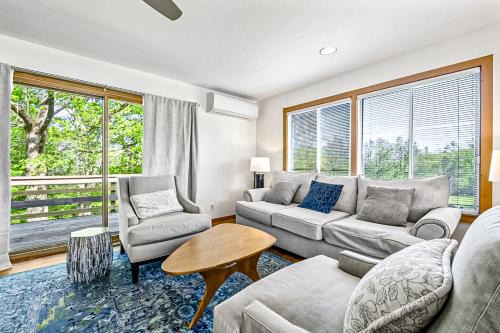 Cushing Casa | Evelyn's River Front Retreat