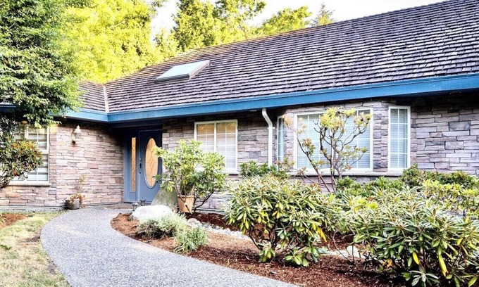 Surrey Casa | Event paradise Bungalow with Sauna,Sleeps upto16!