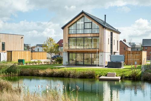 Holworth Casa | Everdene OI14 Lakeside Property with Hot Tub at Silverlake Dorset