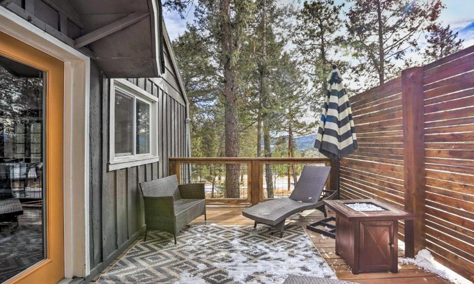 Evergreen Meadows Apartamento | Evergreen Apt with Deck, Fire Pit and Gas Stove!