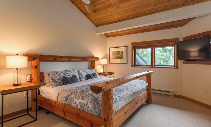 Nordic Estates Casa | ❄︎ Evergreen Escape at Taluswood❄︎ | 3 BR Ski In | Private Garage | Hot Tub & Pool