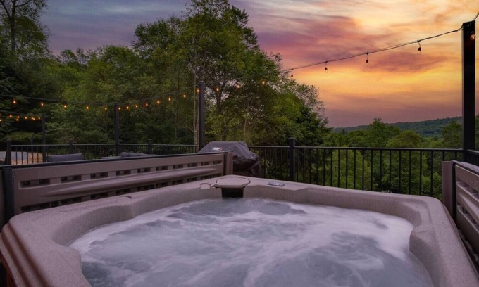 Shippenville Cabina | Evergreen Escape | Cabin w/ Hot Tub, Fire Pit, Views & Trails Nearby