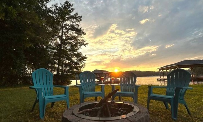 Bumpass Casa | Evergreen Escape- Waterfront Home, Kayaks, Updated