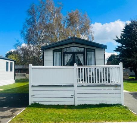 Allerthorpe Chalet De Esquí | Evergreen Lodge with Hot Tub