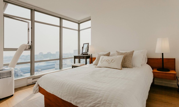 Richmond City Centre Apartamento | ☆Evergreen Loft☆ Designer Apt in Central Richmond