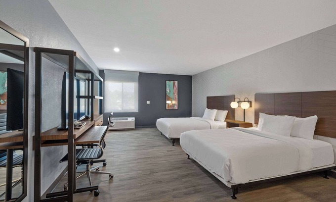 Corona Hotel | Everhome Suites Corona