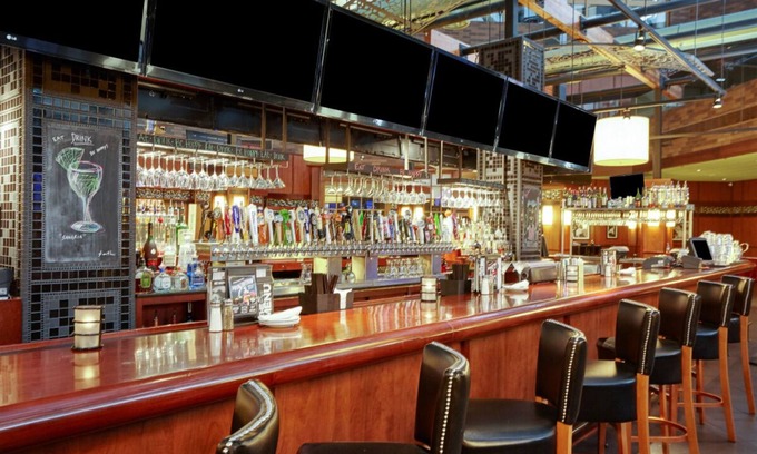 Matteson Casa | Everthing Illinois has to offer at Your Arms Reach! Onsite Dining, Free Parking