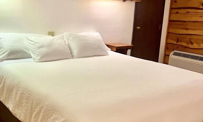 Tomahawk Cabina | Every Room with a Beautiful View of The Wisconsin River *