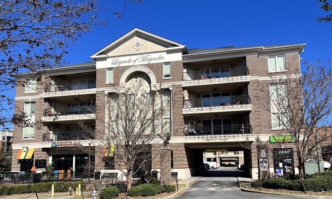 Auburn Condominio | Everything Auburn, Location, Location! Views of Jordan Hare and Toomer's Corner!
