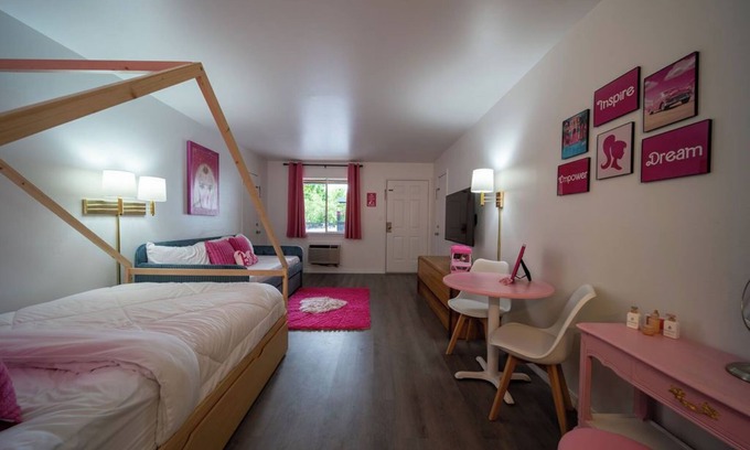 Eureka Springs Complejo | Everything is better in PINK!