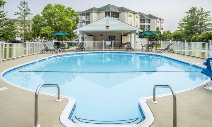 Table Rock Hotel | Everything You Need For The Perfect Vacation! Pool, Near New Shanghai Theatre