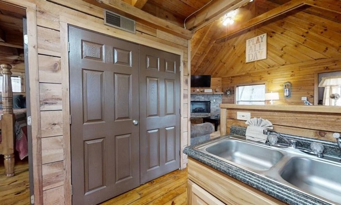 Townsend Cabina | Evie's Mountain Castle 2 Bedroom Cabin by RedAwning