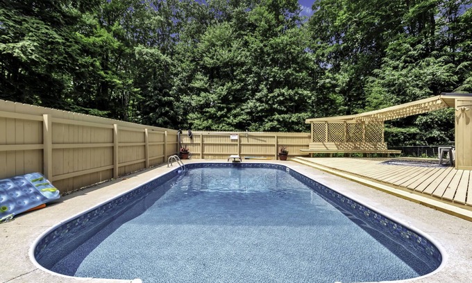 Great Valley Chalet De Esquí | EVL House w/ Pool & Hot Tub, 7 mins to Holiday!