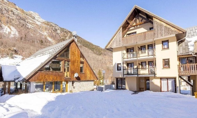 Saint-Colomban-des-Villards Casa | Experience Alpine Serenity: Modern Living Amidst Majestic Mountain Scenery