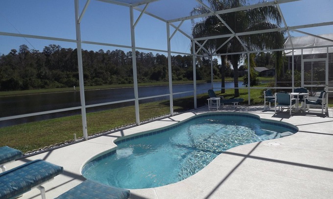 Eagle Pointe South Villa | Ex Show Home Villa, frente al lago, piscina privada, sala de juegos y wi-fi gratuito