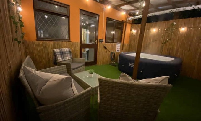 Custom House Apartamento | EXCEL 5 min 3bdr House HOT TUB parking WIFI Kitchen O2