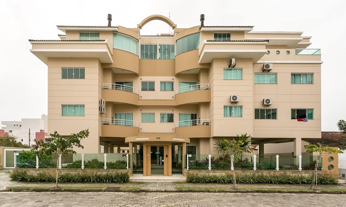 Governador Celso Ramos Apartamento | Excelente apartamento de dos dormitorios con una suite a 100 metros del mar.