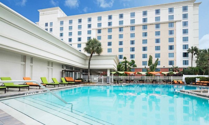 Florida Center Hotel | Excellent Location Direclty Across Universal Studios! 2 Relaxing Rooms, Pool