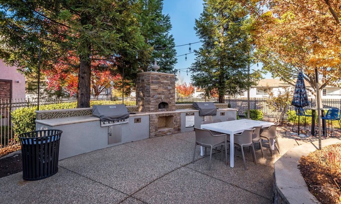 Roseville Apartamento | Excellent Location! Garage Included. Long Stays.