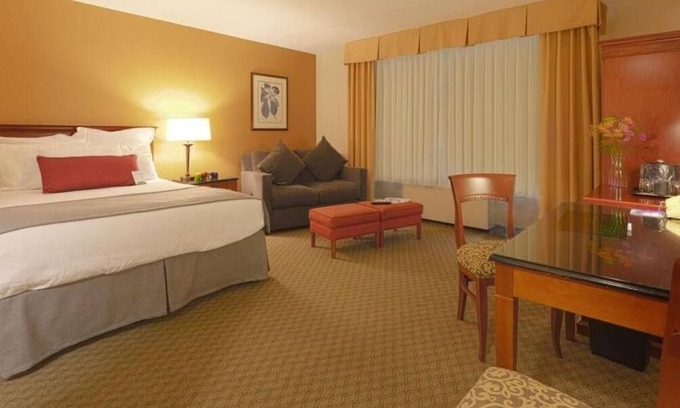 Wenatchee Casa | Excellent Pick! Comes w/ Free Parking & Breakfast, Pool, Pets Allowed!
