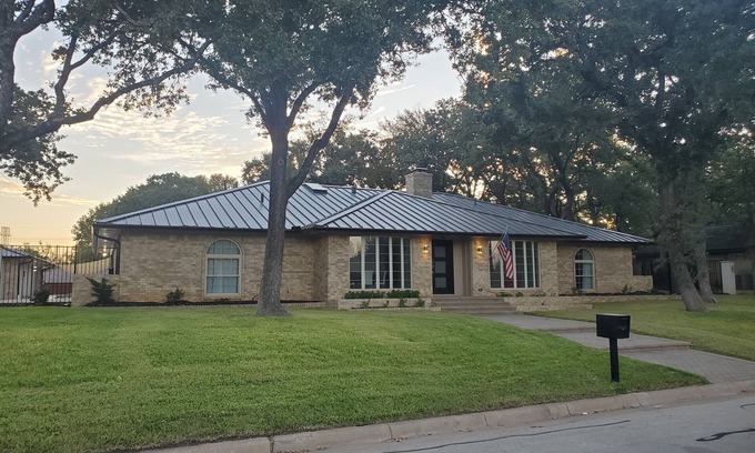 Fort Worth Casa | Exceptional contemporary w/ pool, near stadiums, TCU and hospitals