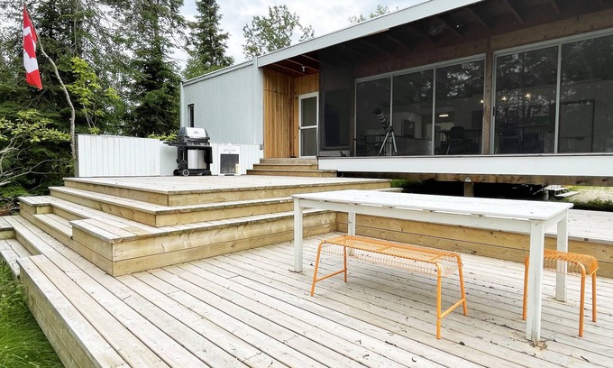 Little Bullhead Cabina | Exceptional cottage on Lake Winnipeg over 2300 sq feet with hot tub and sauna.
