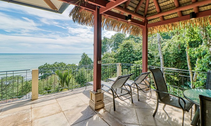 Dominicalito Casa | Condominio de árboles excepcionalmente amigable con vista al mar y balcón ventoso.