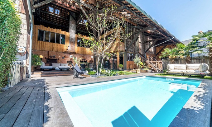 Brive-la-Gaillarde Villa | Exceptional urban loft with swimming pool: the ideal address for a dream vacation.